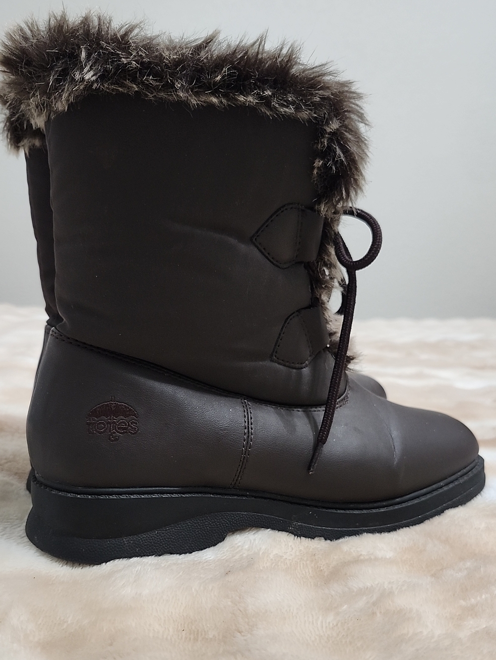 Totes "Lacy" Style Fur Lined Lace Up Fall And Winter Boots